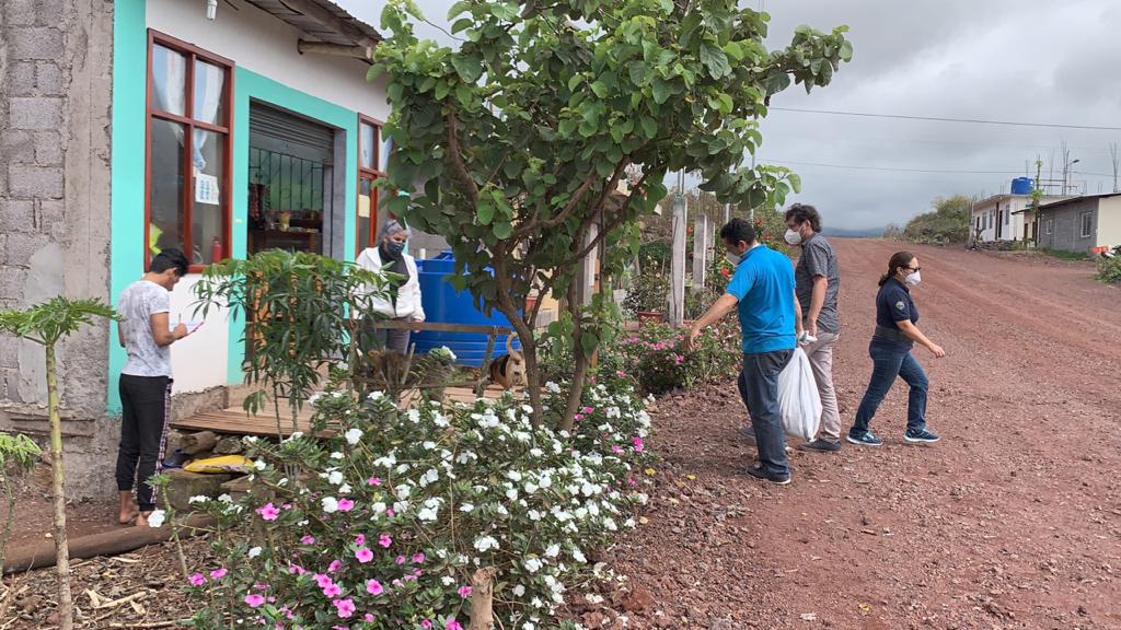 Entrega de kits alimenticios en Galápagos