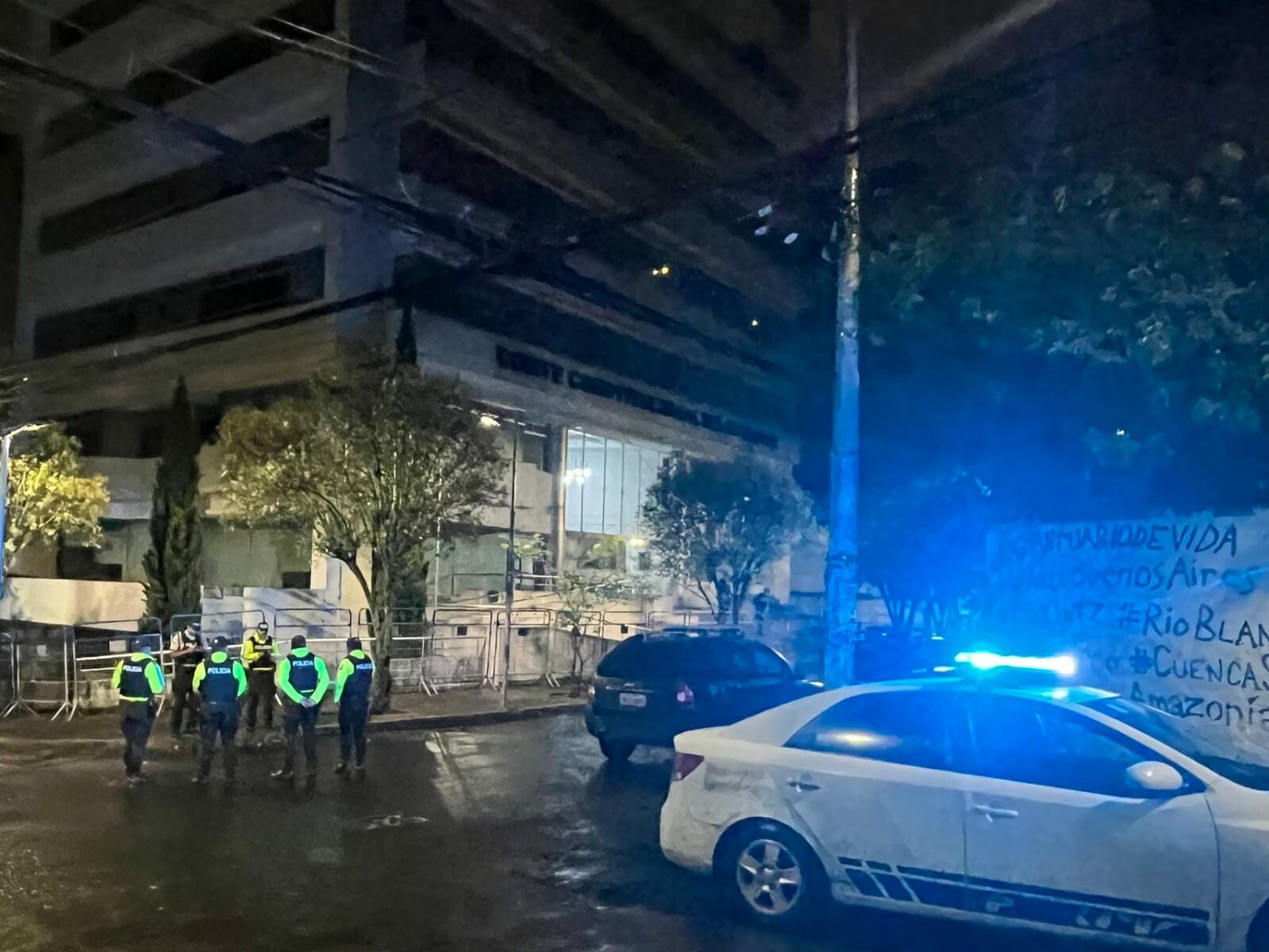 Patrullas policiales rodean el edificio de la Corte Constitucional en Quito.