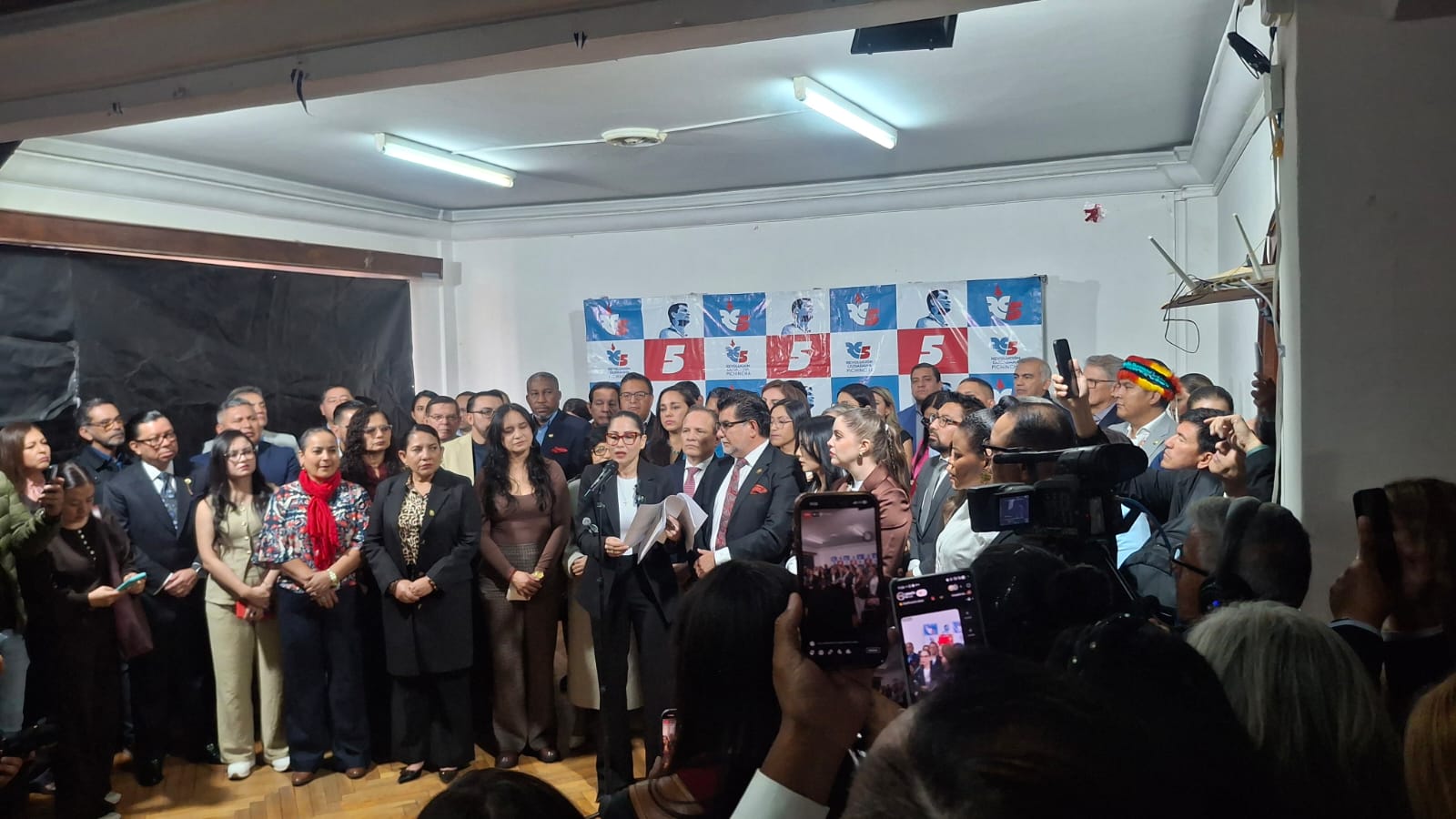 Luisa González y legisladores de la RC