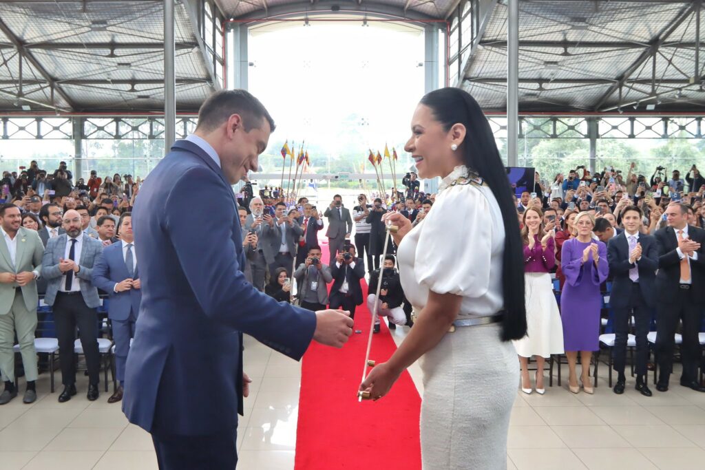 Diana Atamaint, presidenta del CNE, entrega las cartas credenciales a Daniel Noboa.